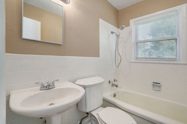 Building Photo - Adorable 3 Bedroom, 1.5 Bathroom House!