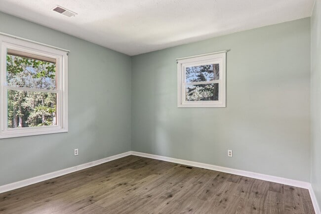 Building Photo - Move In Ready