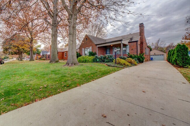 Building Photo - 3 Bed | 1 Bath in Midtown!