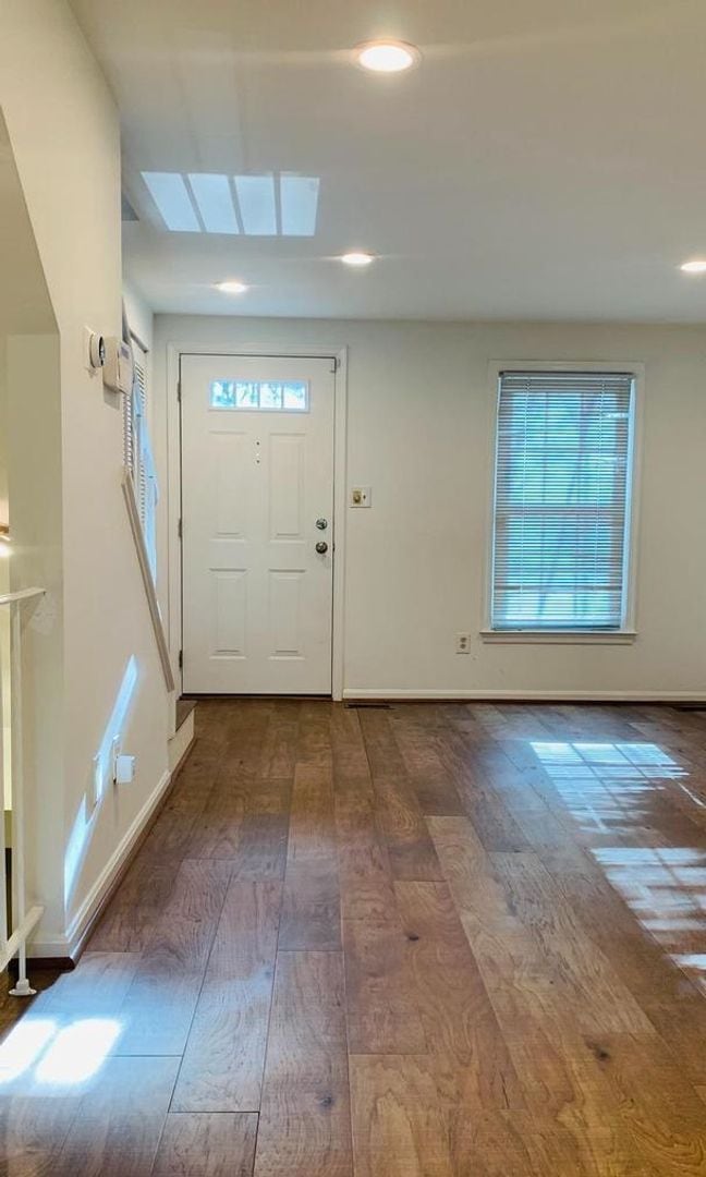 Building Photo - Gorgeous 2BR 2BA 3 level town home fully updated and located in Essex Place