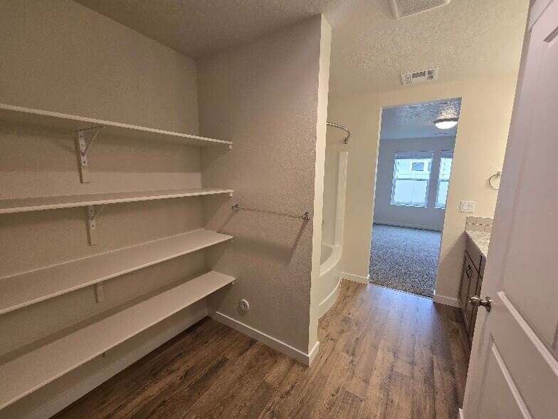 Building Photo - 323 Omphale St W