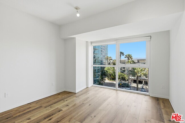 Building Photo - 13600 Marina Pointe Dr