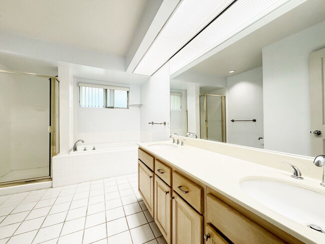Building Photo - Moanalua Village 3/2.5 Townhouse with 2-Ca...