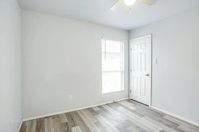 Building Photo - 5516 Jarvis St