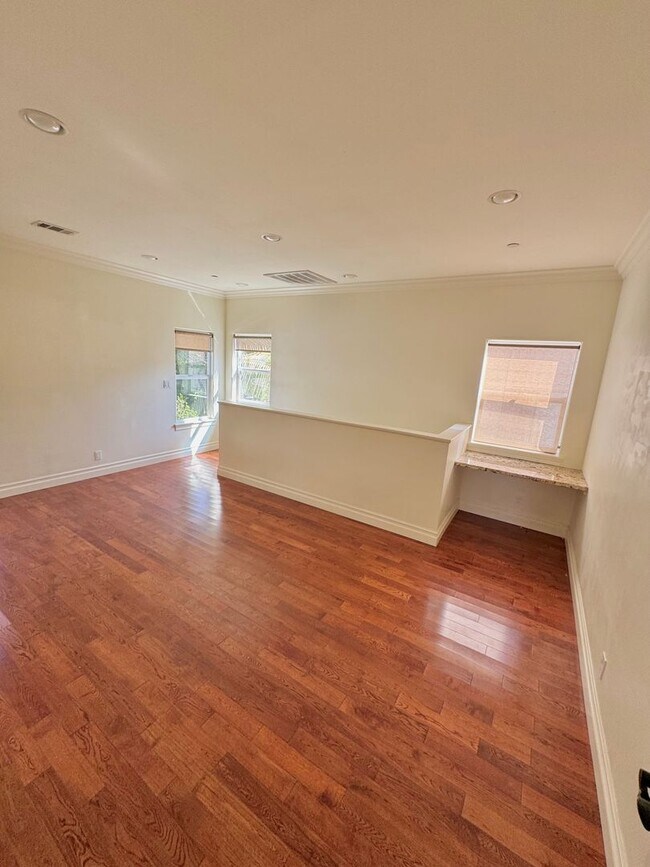 Building Photo - MUST SEE!!!!!