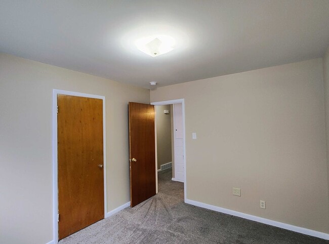 Building Photo - 3 Bd 2 Bath Over 2500 sq ft in Sandy