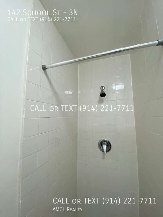 Building Photo - 142 School St