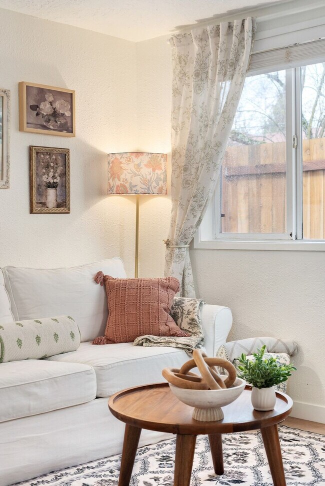 Building Photo - 838 SE Tacoma St