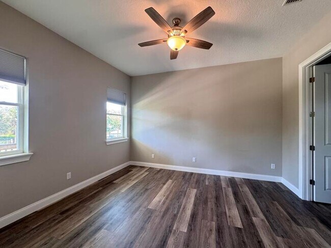 Building Photo - 4 Bedroom in Tomoka View