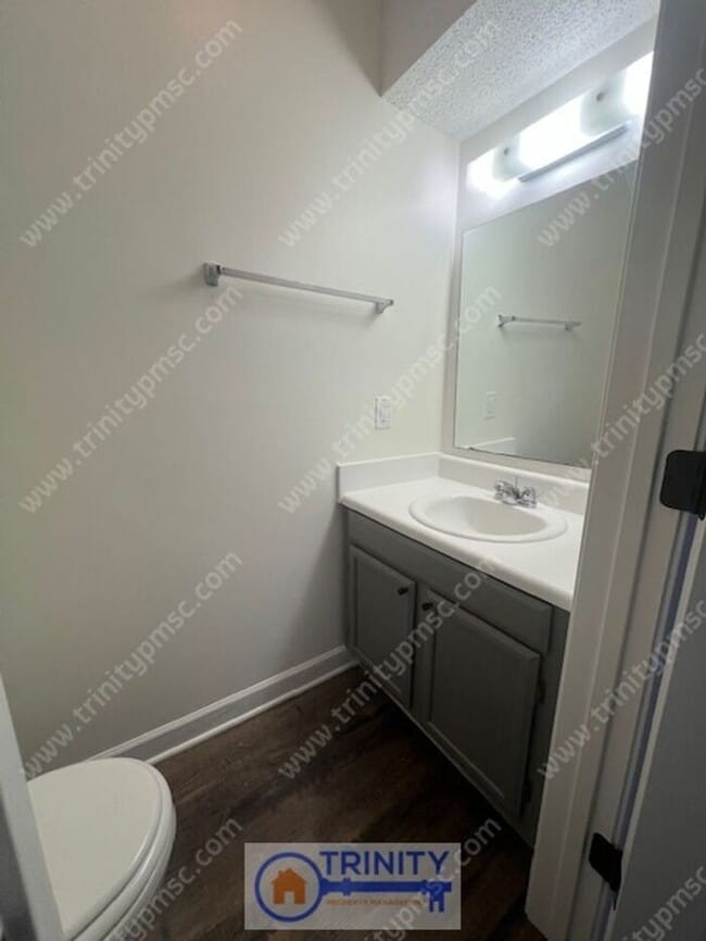 Building Photo - Cute TWO STORY Town Home!