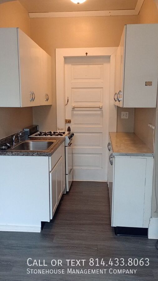 Building Photo - 440 W 10th St