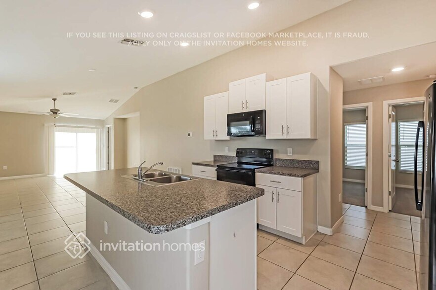 Building Photo - 15604 Greenleaf Bay St