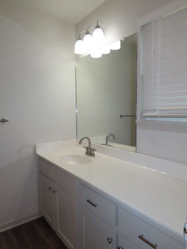 Building Photo - Updated 5 bedroom, 3 bathroom home in Tyle...