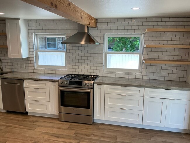 Building Photo - Beautiful 4 Bedroom 2 Bath Home in Old Tow...