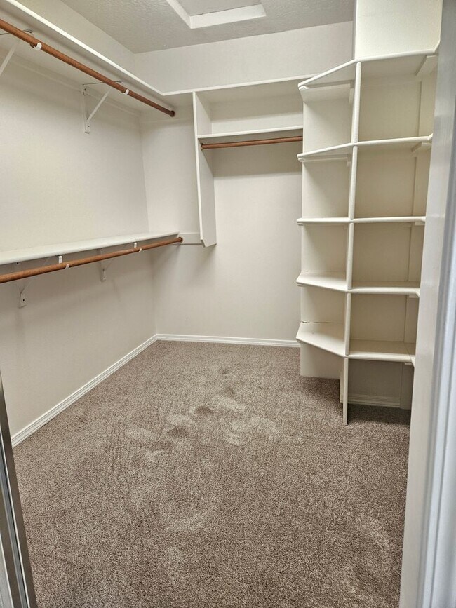 Building Photo - 4 Bedroom 2.5 Bathroom Desireable Merdian Neighborhood