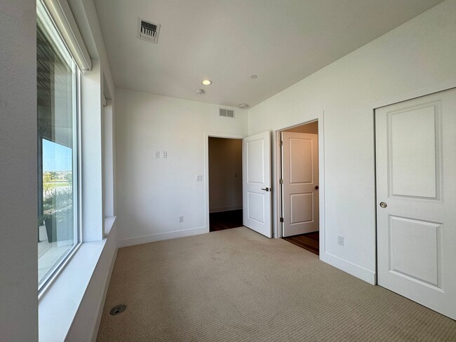 Building Photo - 706 Saddle Dr