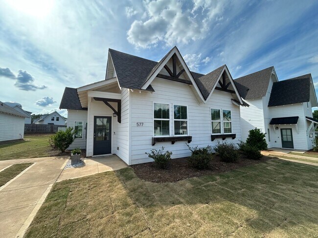 Primary Photo - Cute and Fresh 3BR/2BA Cottage in Piper Glen