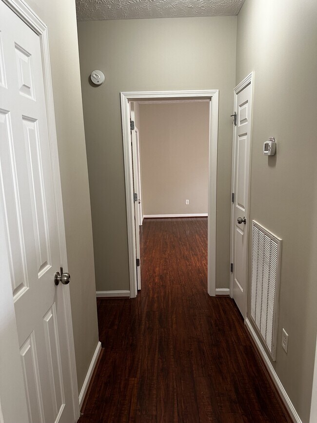 Building Photo - 2480 Oak Hill Dr