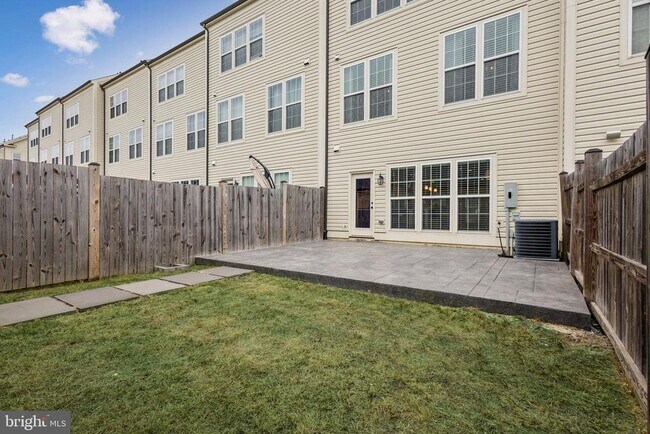 Building Photo - 805 Basswood Dr