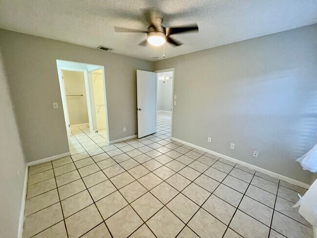 Building Photo - 827 Long Meadow Ct