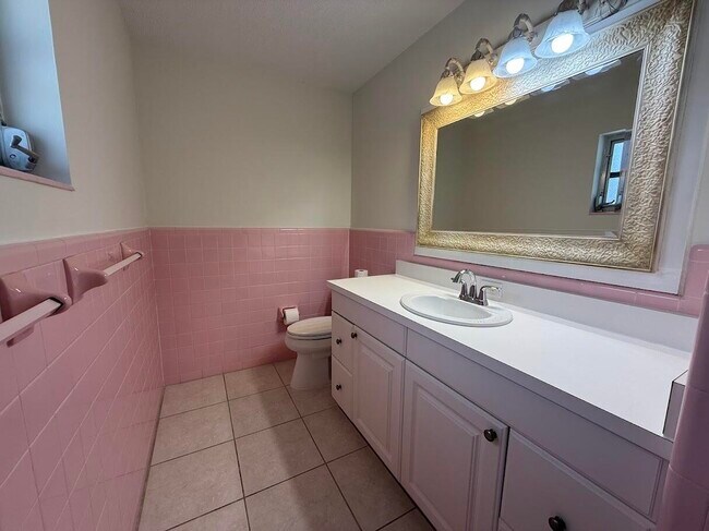 Building Photo - 4007 Greenwood Dr