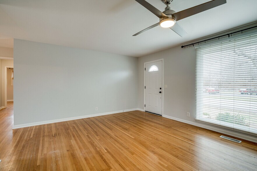 living room/front door - 539 Northcrest Dr
