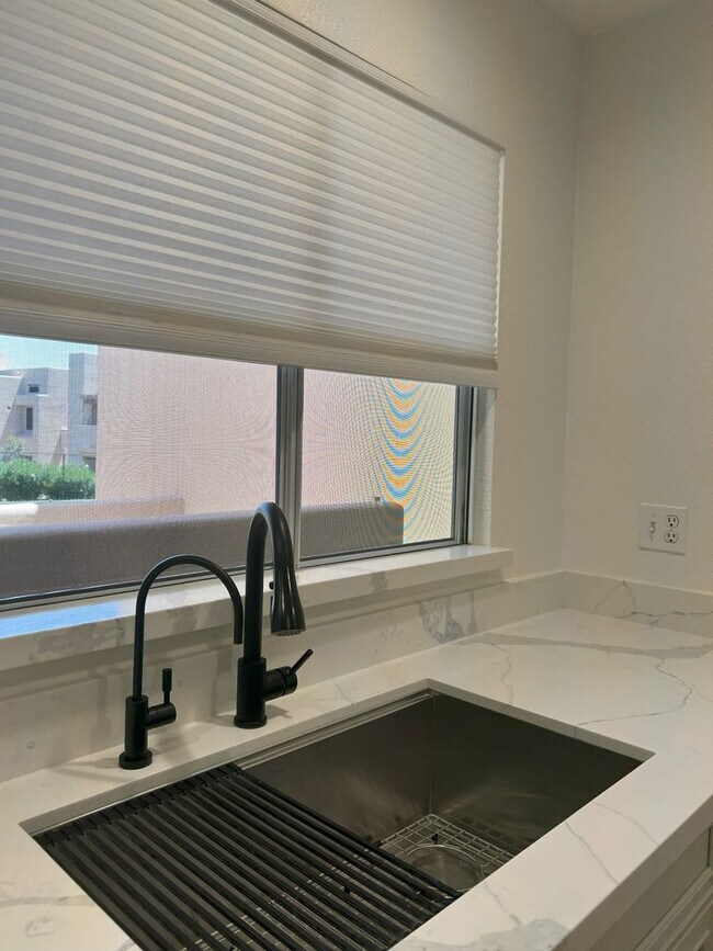 Building Photo - 2 Bedroom/2 bath Condo in the Mission de L...