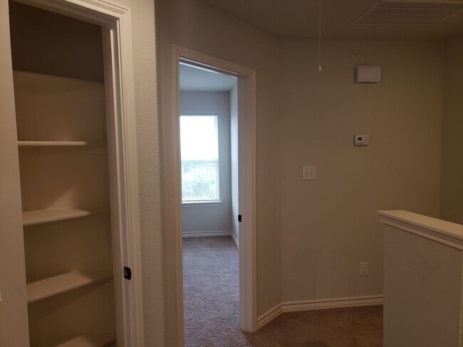 Building Photo - Town home for rent