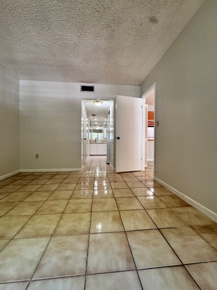 Building Photo - 995 SW 84th Ave