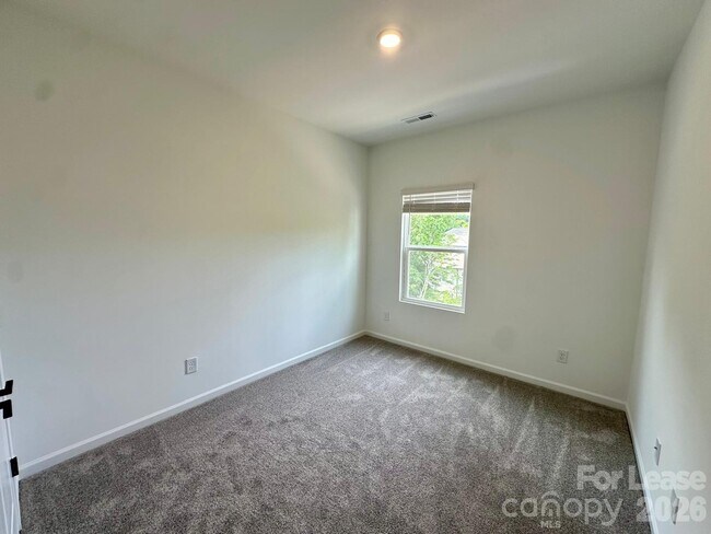 Building Photo - 1556 Blanche St