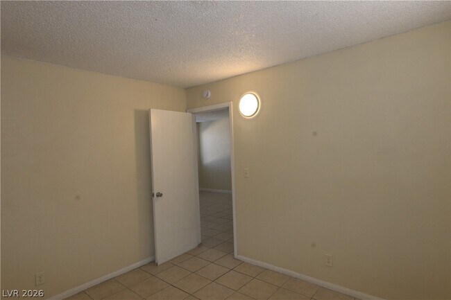 Building Photo - 3021 E Carey Ave