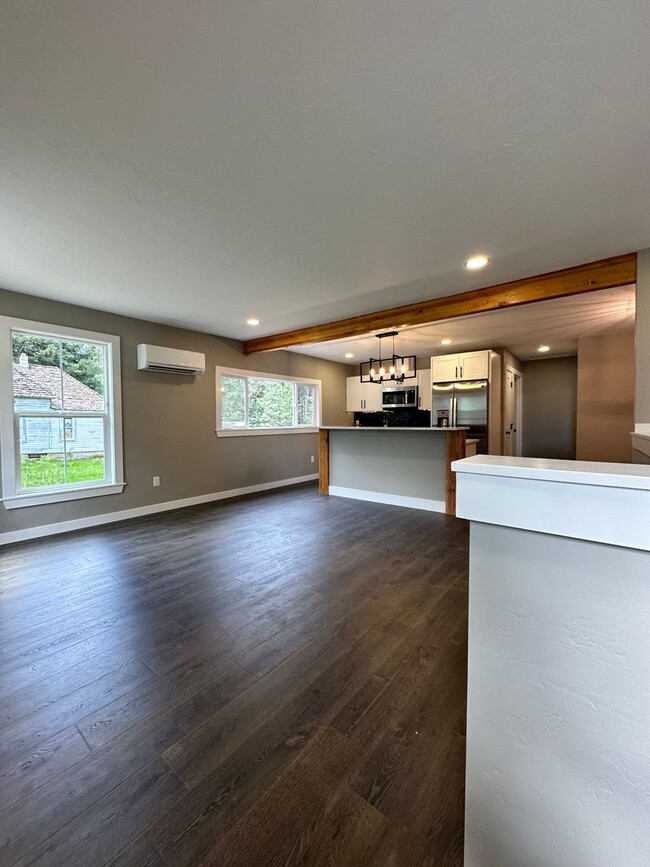 Building Photo - Gorgeous PET FRIENDLY fully remodeled house