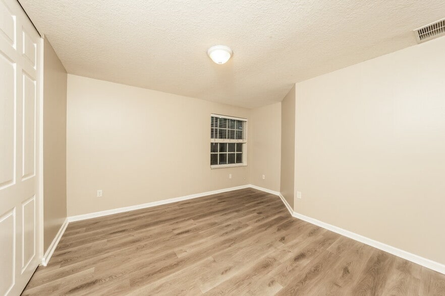 Building Photo - 1603 Briar Oak Dr