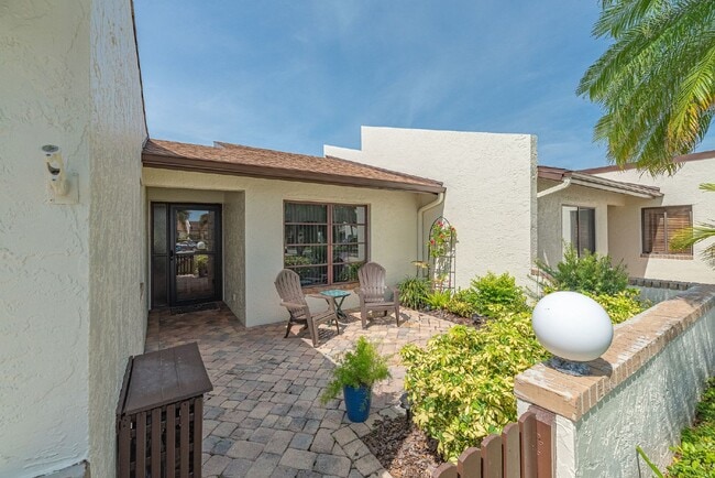 Building Photo - Fully furnished Beachside townhome