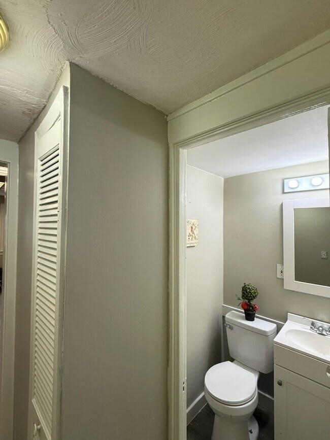 Building Photo - 721 Salt Springs Rd