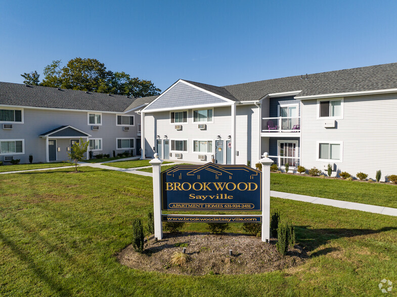 Building Photo - Brookwood at Sayville