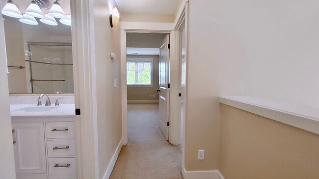 Building Photo - Luxury 3 Bedroom Townhome in Lake Oswego’s...
