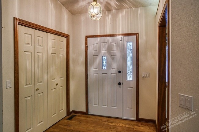 Building Photo - East Gate Area | Home | Unfurnished