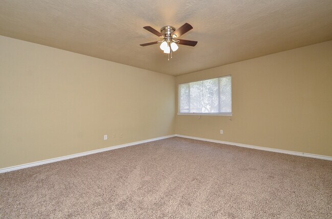 Building Photo - 3 BEDROOM TOWNHOME FOR LEASE IN LANGHAM CREEK