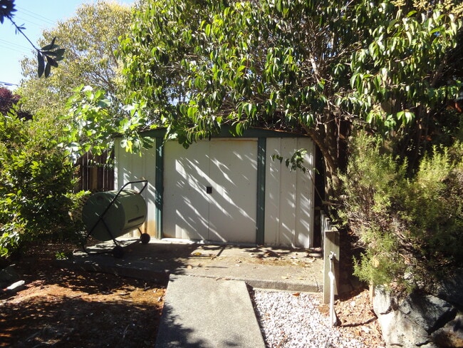 Building Photo - 3 Le Claire Ct