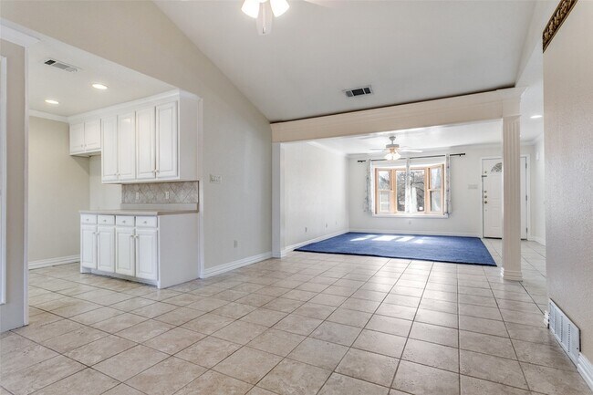 Building Photo - 719 Koen Ln