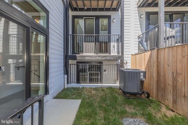 Building Photo - 722 Kenyon St NW