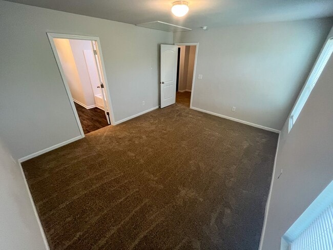 Building Photo - Beautiful 3 bedroom, 2 1/2 bathroom home i...