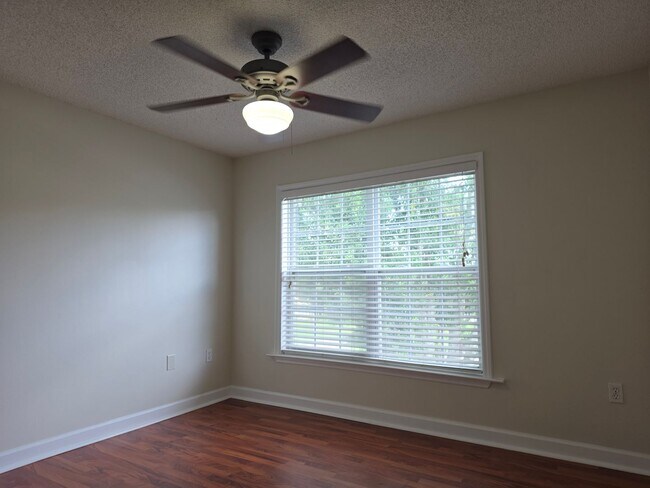 Building Photo - 2031 Dixie Belle Dr