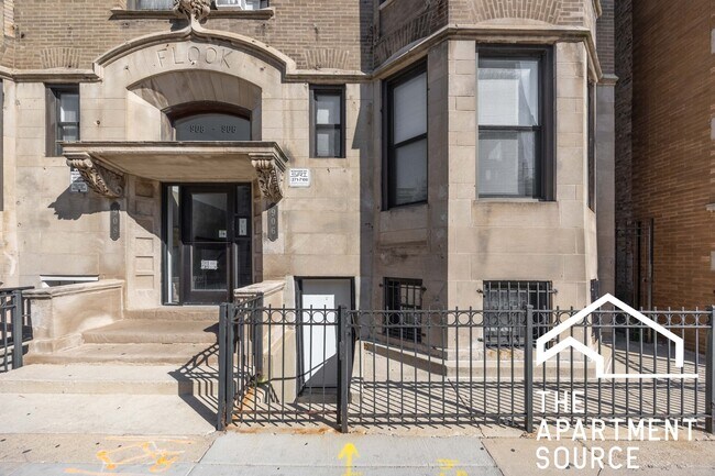 Building Photo - 906 W Montrose Ave