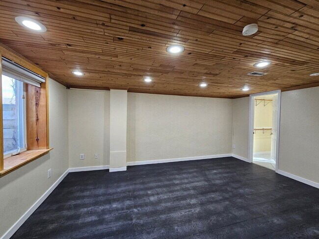 Building Photo - 1401 Roslyn St