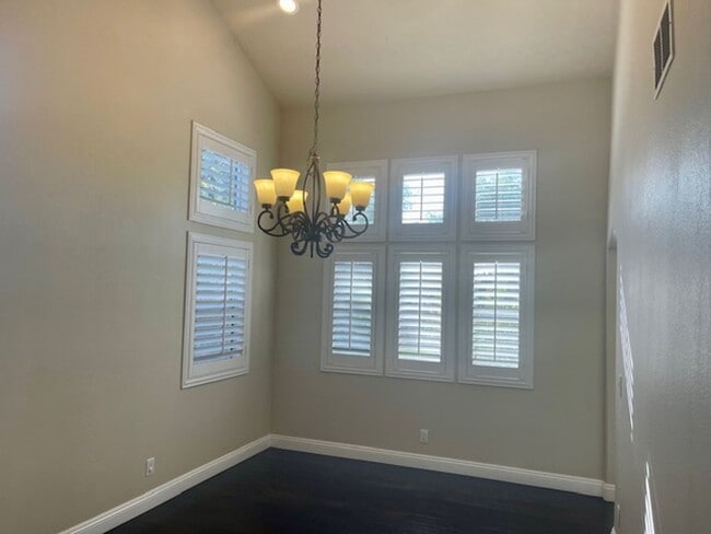 Building Photo - Great Escondido Rental