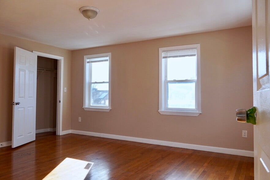 Building Photo - 14 School St