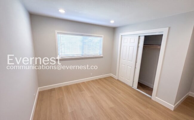 Building Photo - 4-Bed/2-Bath Home /Available Now!
