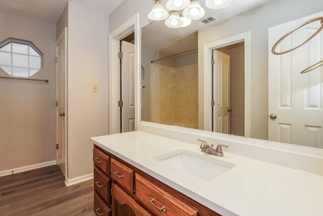 Building Photo - 3158 Clubview Cove N